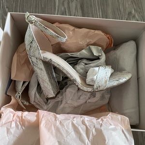 White heels / snake multi color